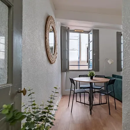 Lägenhet Centre - Proche Des Arenes Et De La Maison Carree *